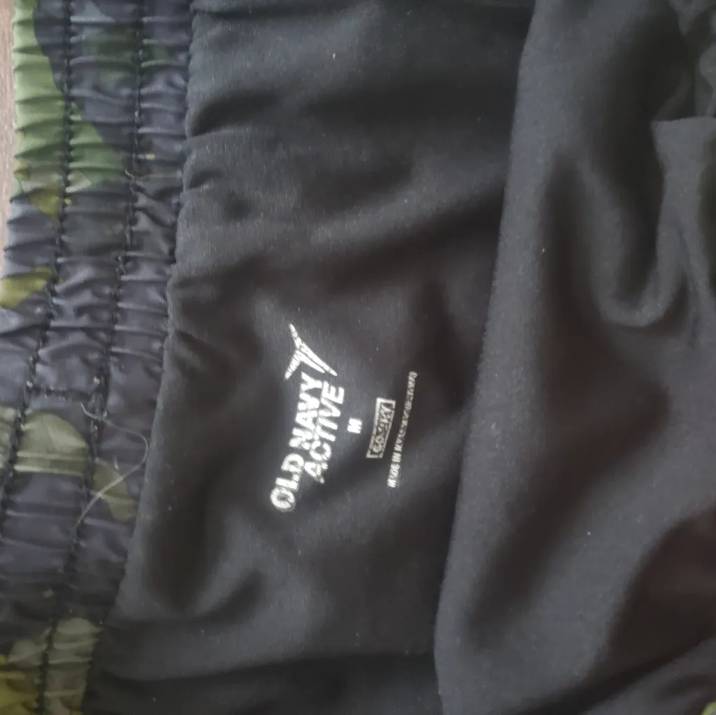 Athletic shorts size medium camo look by old navy active - Image 2