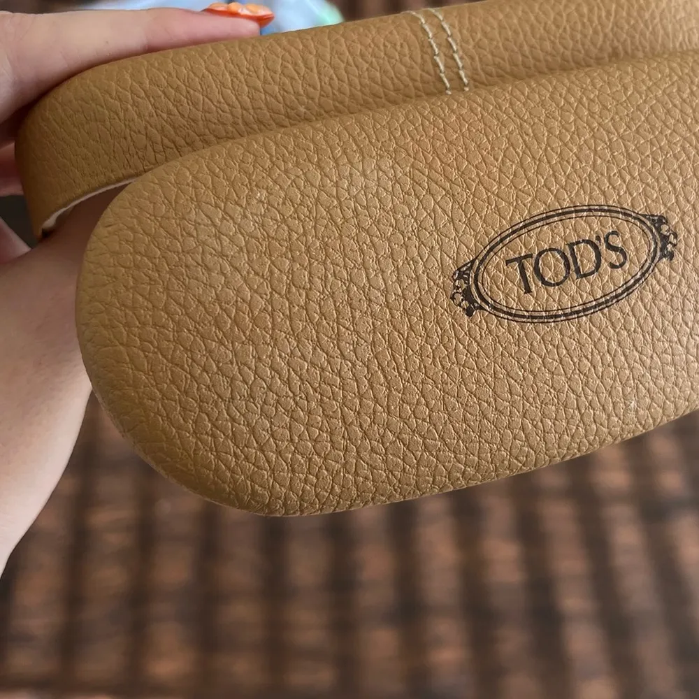 Tod’s Leather Sunglasses Clamshell Case - Image 4