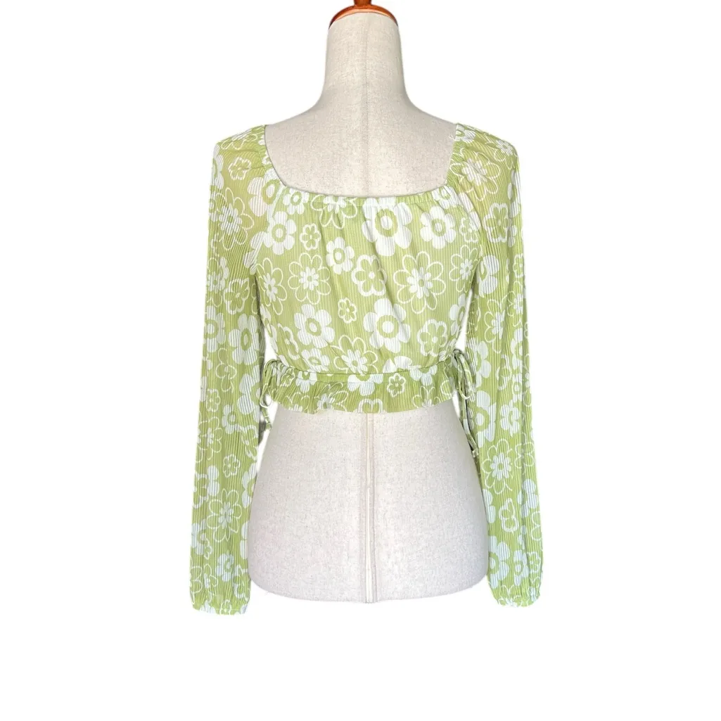 Madden NYC Juniors’ Cropped Keyhole Top with Long Sleeves White Size undefined - Image 10