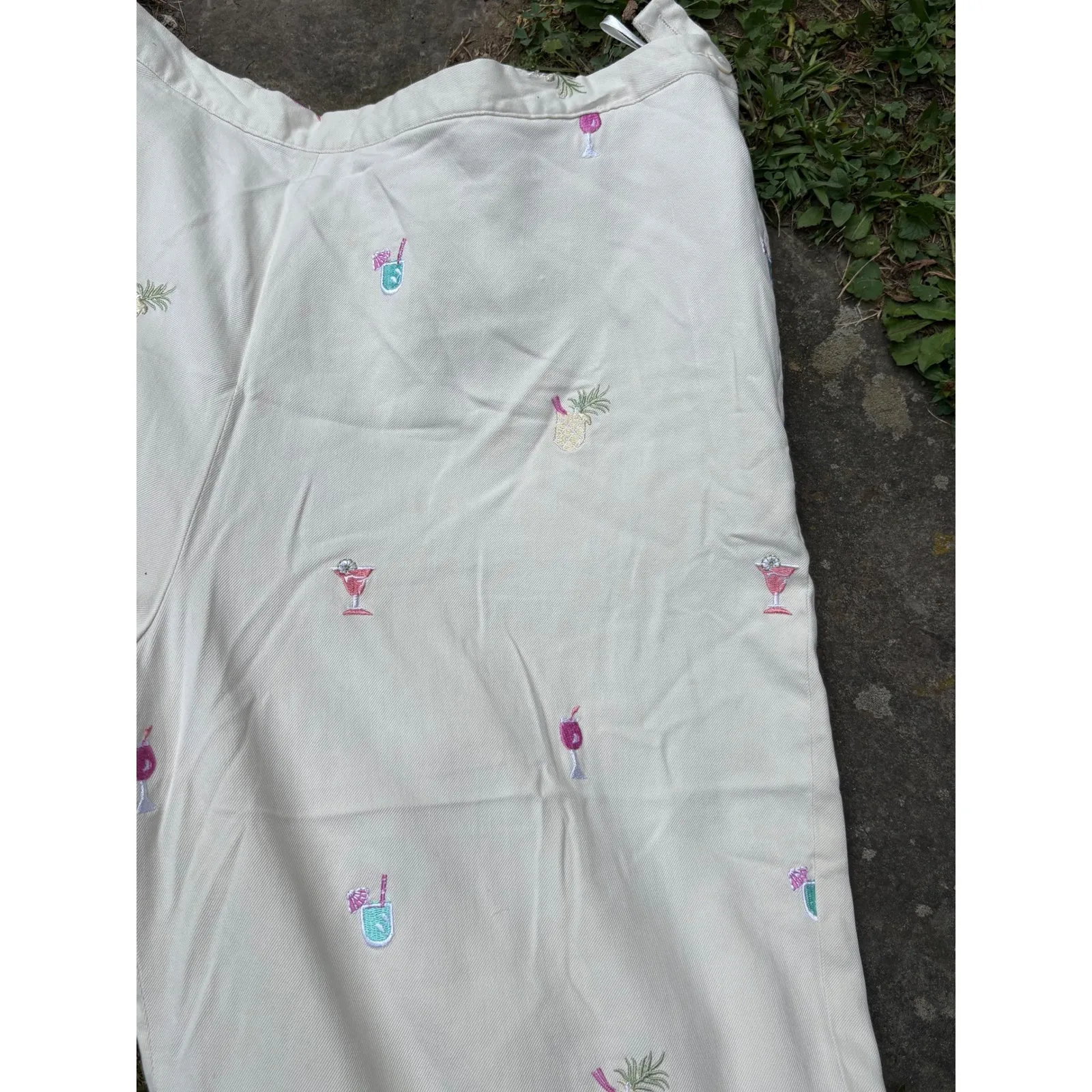 Bobby Chan Silk Capri Pants Size 10 Cocktail Embroidery Pineapple Martini Resort Tan - Image 3