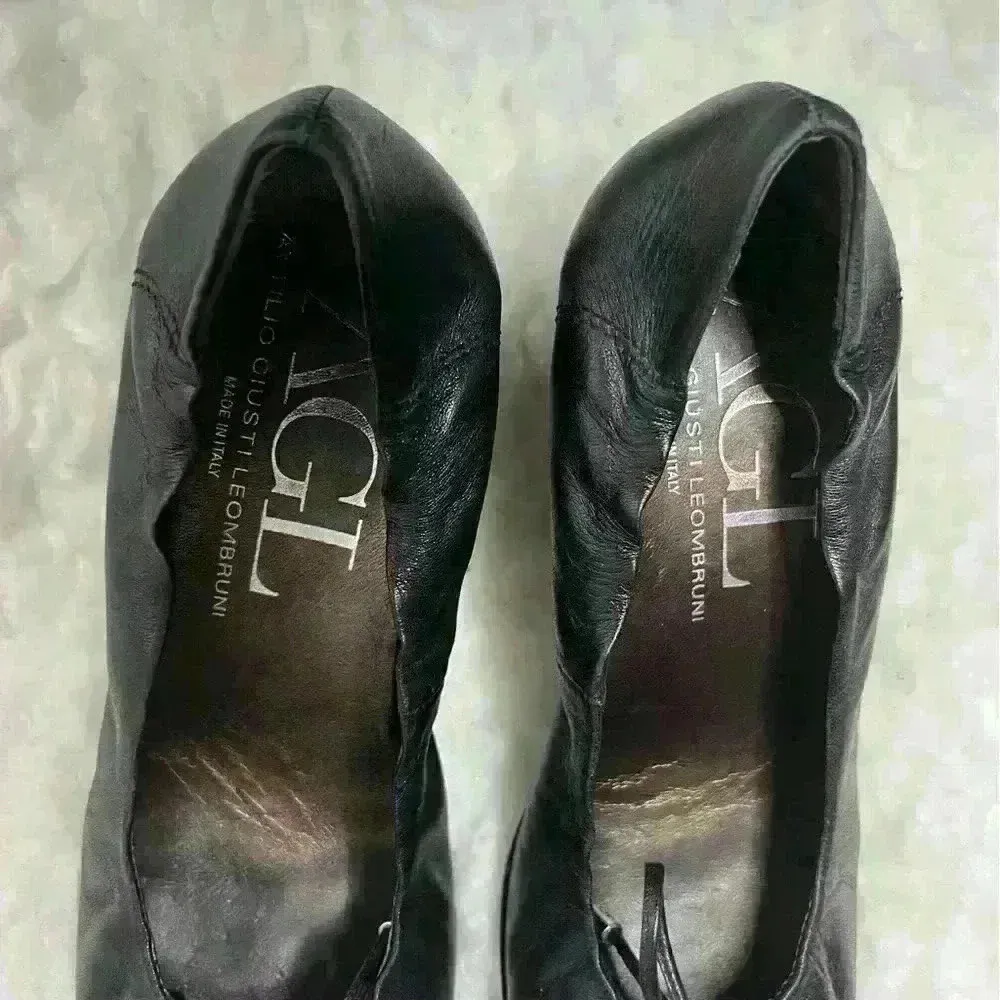 AGL Black Leather Bow Cap Toe Block Heel Pumps Shoes. - Image 4