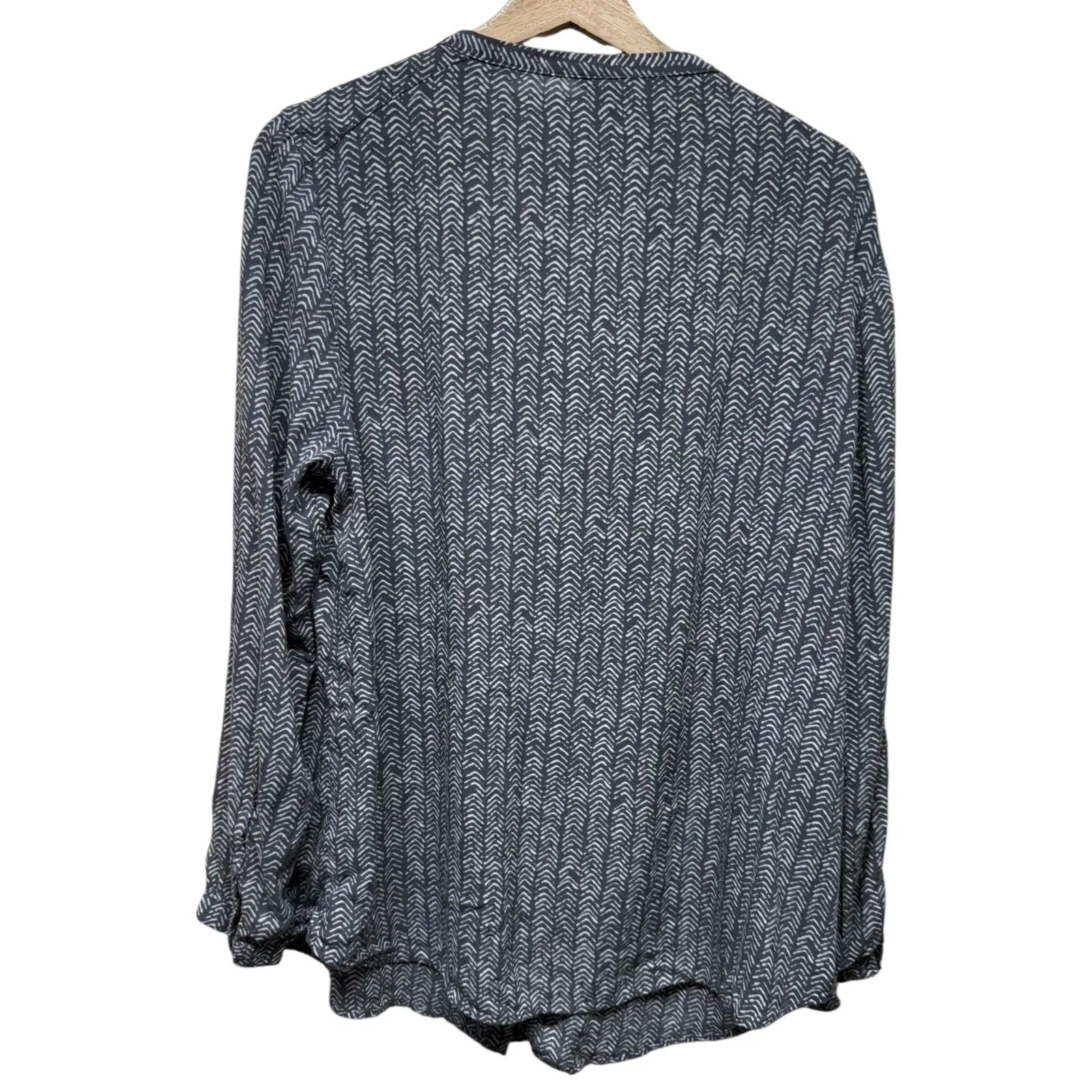 Eddie Bauer Women XL Button Up Shirt Gray Chevron Long Sleeve V-Neck Lightweight - Image 2