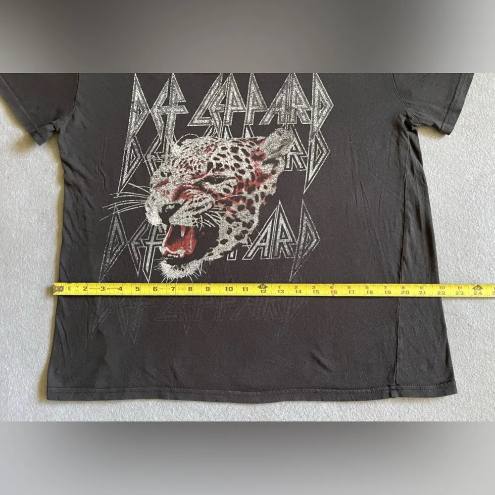 Def Leppard Rock Band Retro Tee Women’s Size Large Graphic Print Black - Image 2
