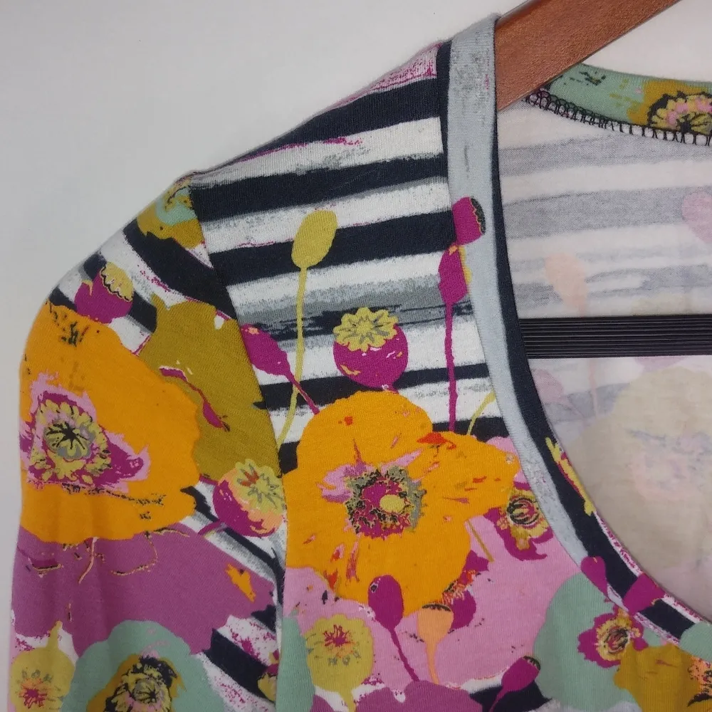 Beautiful M Black White Stripe Athletic Top Green Size M - Image 3