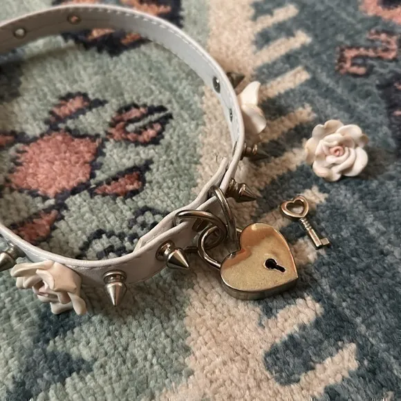 Faux Leather Studded Floral Choker Collar With Heart Locket and Key Pink - Image 7