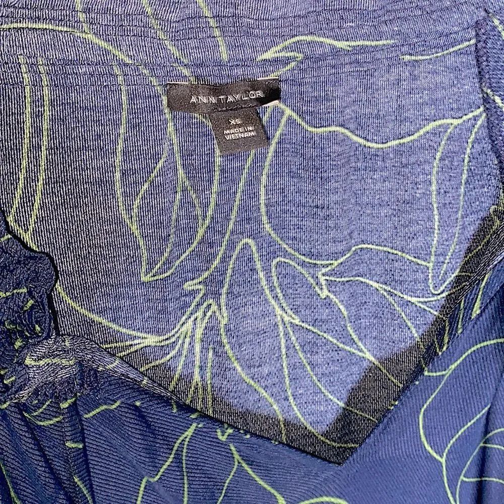 Ann Taylor Keyhole W/String Blouse navy blue and green leaf print Sz XS - Image 3
