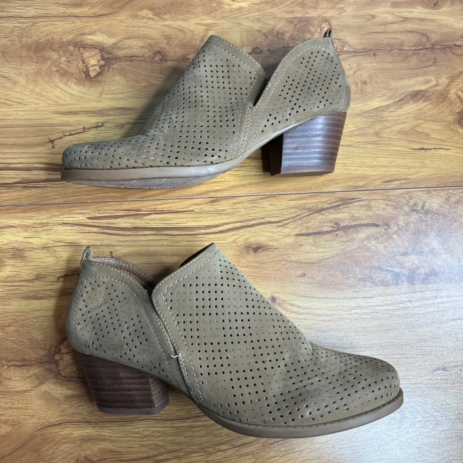 Baretraps Rizzo Perforated Faux Suede Ankle Boots Size 9 Tan Block Heel NEW - Image 6