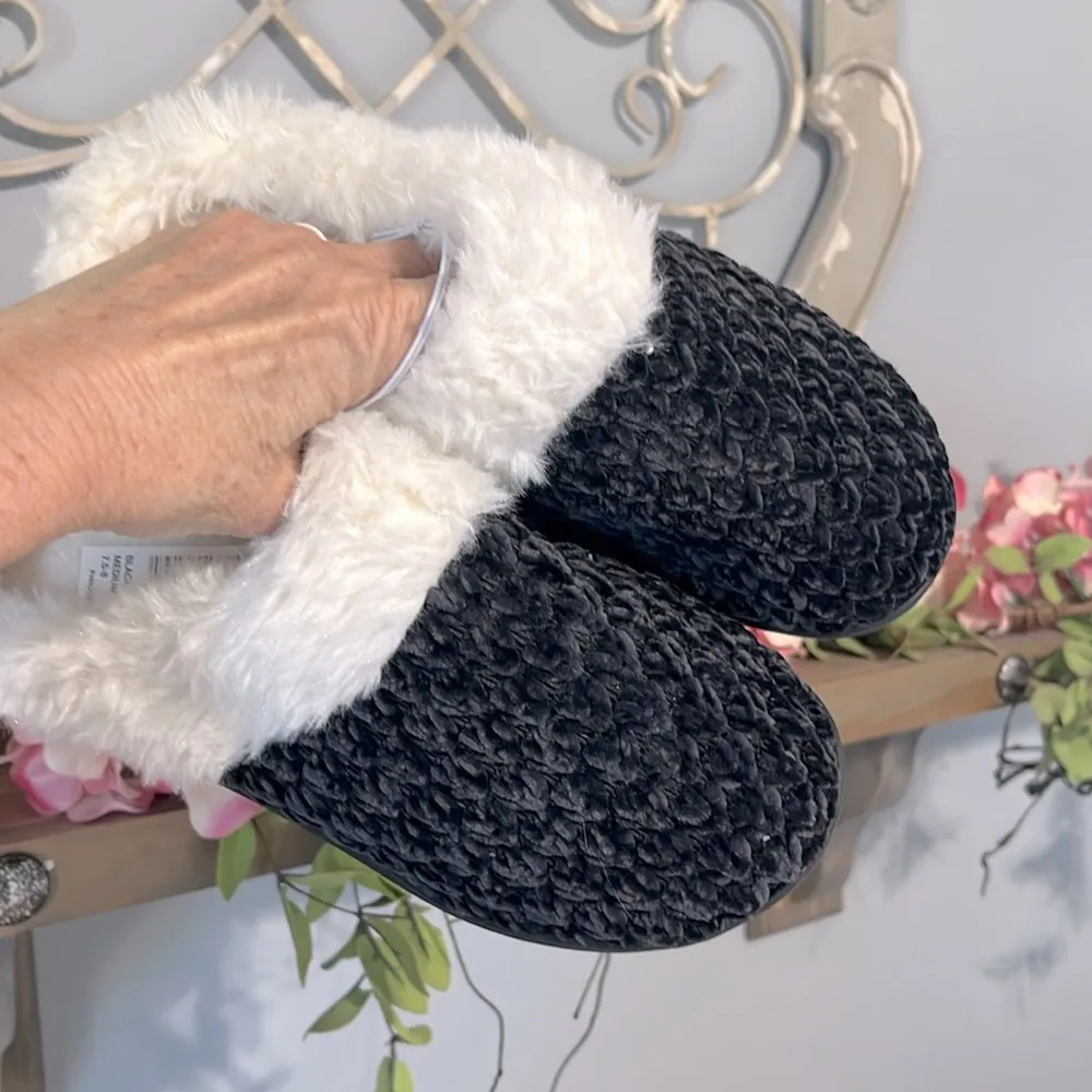 Comfy White Fleece Lined Slippers Black Memory Foam - Image 12