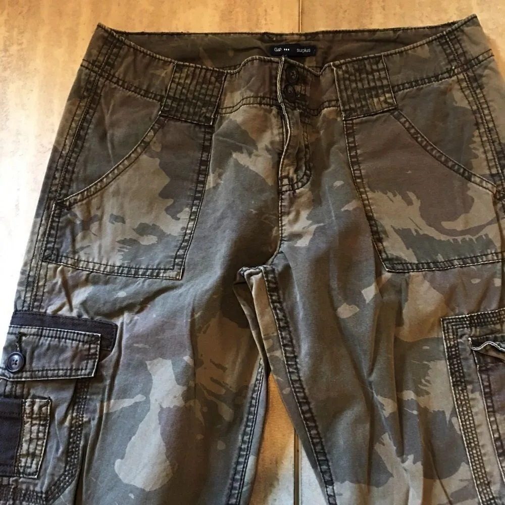 GAP Faded wash camo khaki roll up cargo pants - Image 3