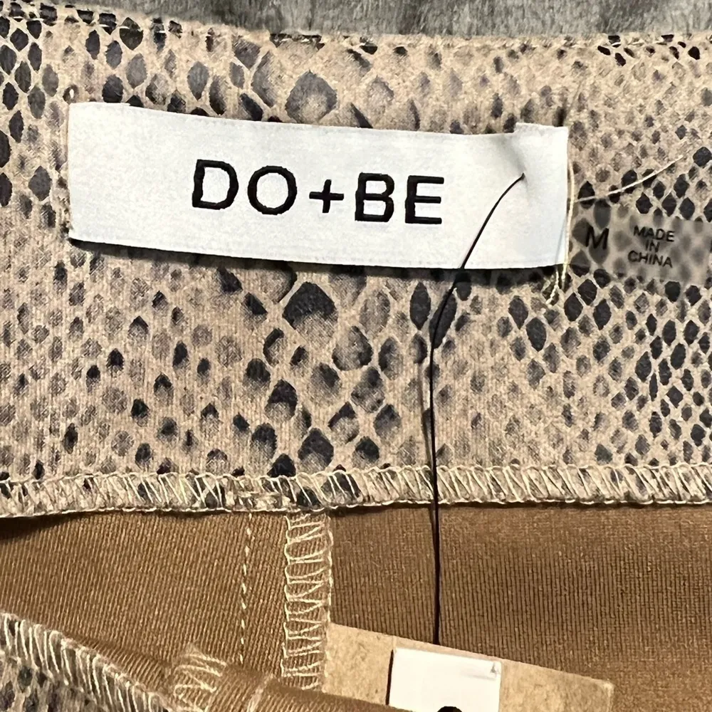 DO + BE medium faux suede skort allover snake print side button detail mini NWT - Image 11