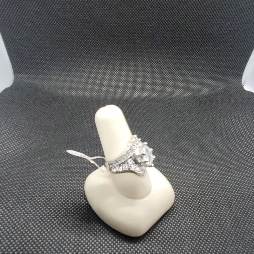 NWT Gorgeous Sparkly Silver Ring Silver - Image 2