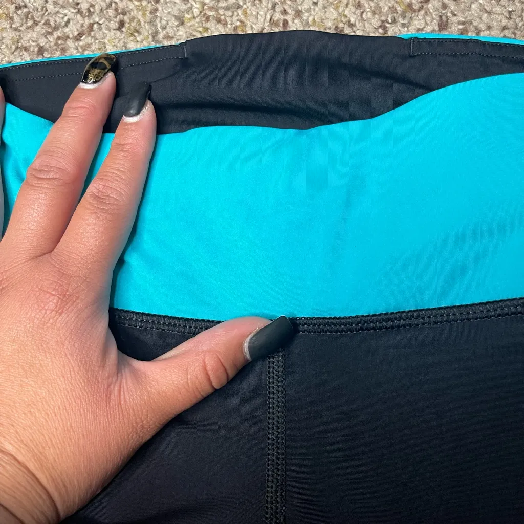 Lululemon Water Bound Crops Black and Blue Tropics Size 4 - Image 6