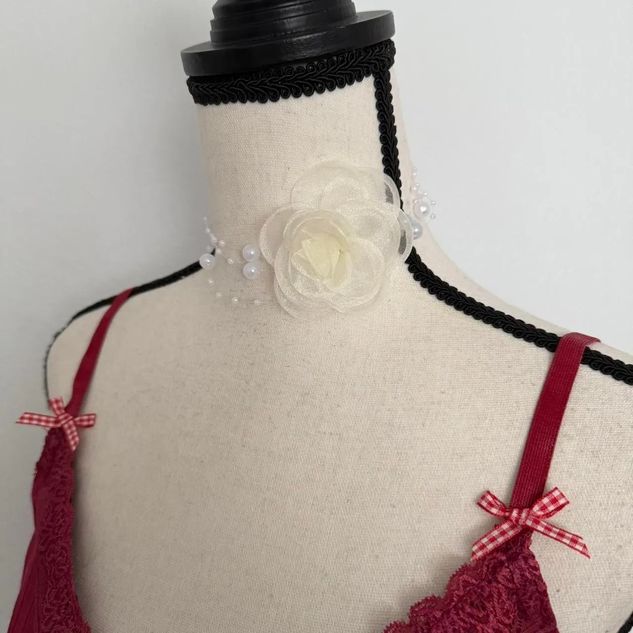 white rosette white pearl choker necklace - Image 4