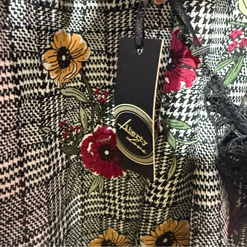 Liberty Love Black and White Floral Pattern Off The Shoulder Top Size 2XL NWT - Image 7