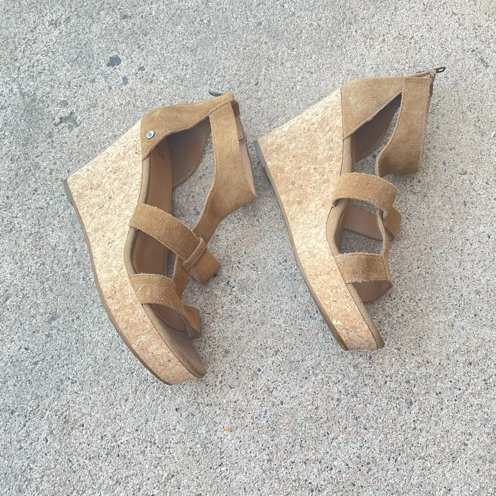 Australia Women's Whitney
Wedge Sandal Chestnut Size 10 - Image 4