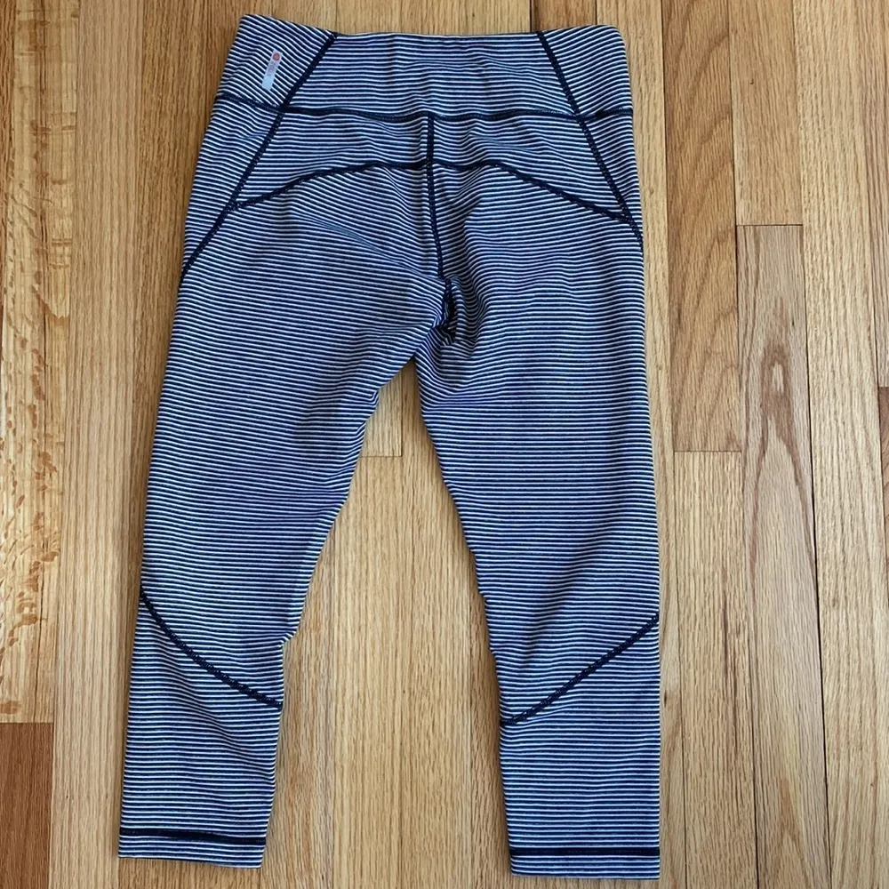 Zella crop leggings‎ in black gray white parallel stripes flattering size medium - Image 2