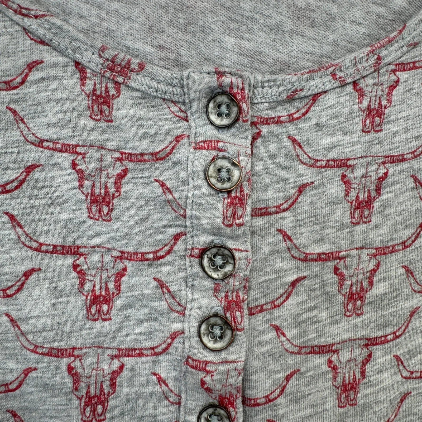 ARIAT Long Sleeve Bull Skull Henley Shirt Womens Small Gray Red Cowgirl - Image 4