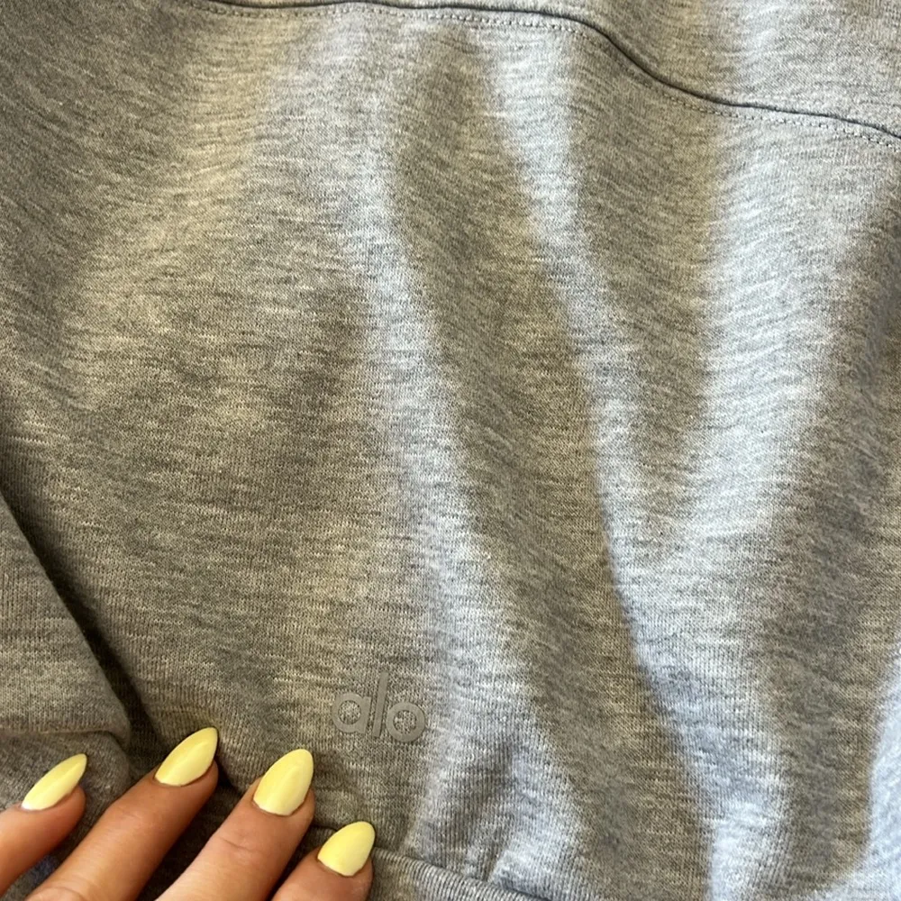 Alo yoga vixen 1/4 zip sweatshirt in heather gray size small - Image 4