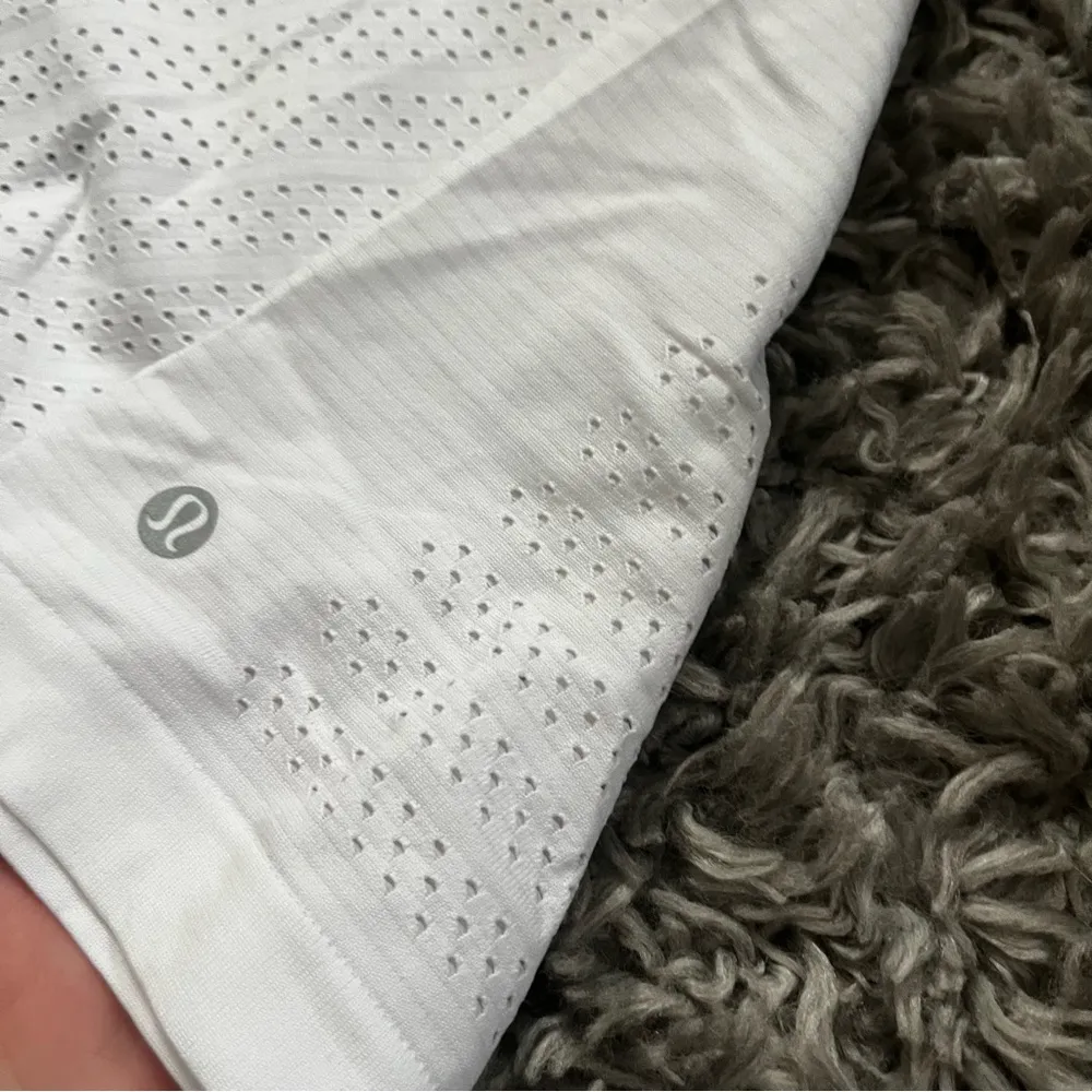 Lululemon  white breeze through t shirt size medium - Image 2