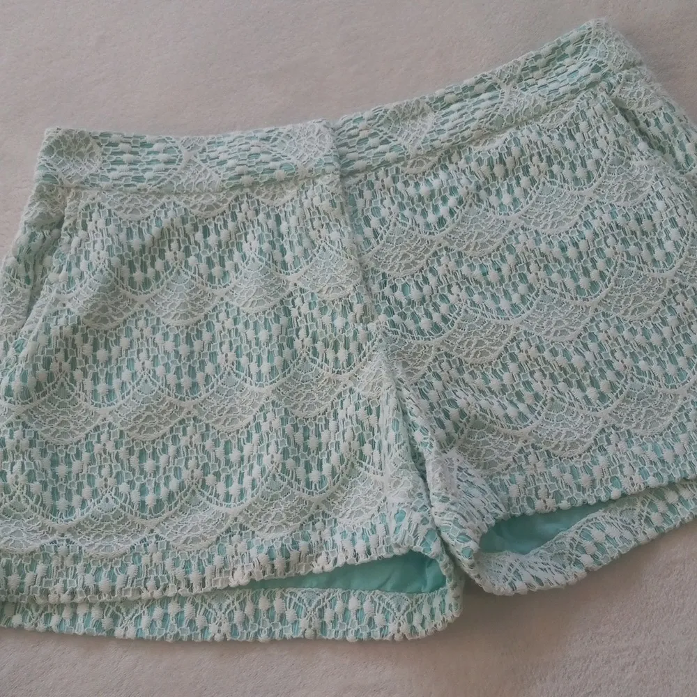 Loft Aqua and White Lace Overlay Sea Shell Scallop Shorts - Image 2