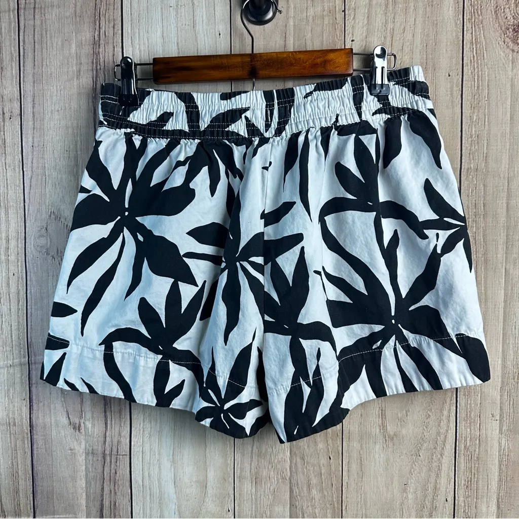 Free Assembly Stylish Black and White Women's‎ Shorts Size M - Image 3
