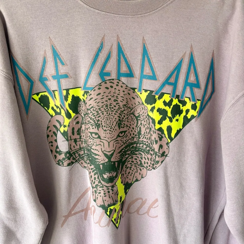 Def Leppard Purple Crew Neck Sweatshirt Pullover Band Graphic Neon Size Medium - Image 2