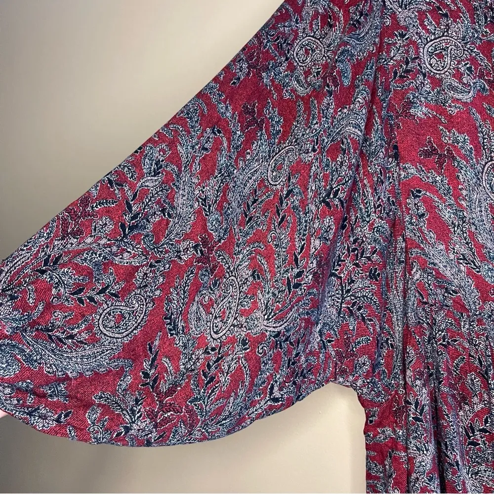 Flowy and feminine Lucky Brand boho blouse in a rich burgundy paisley print XL - Image 2