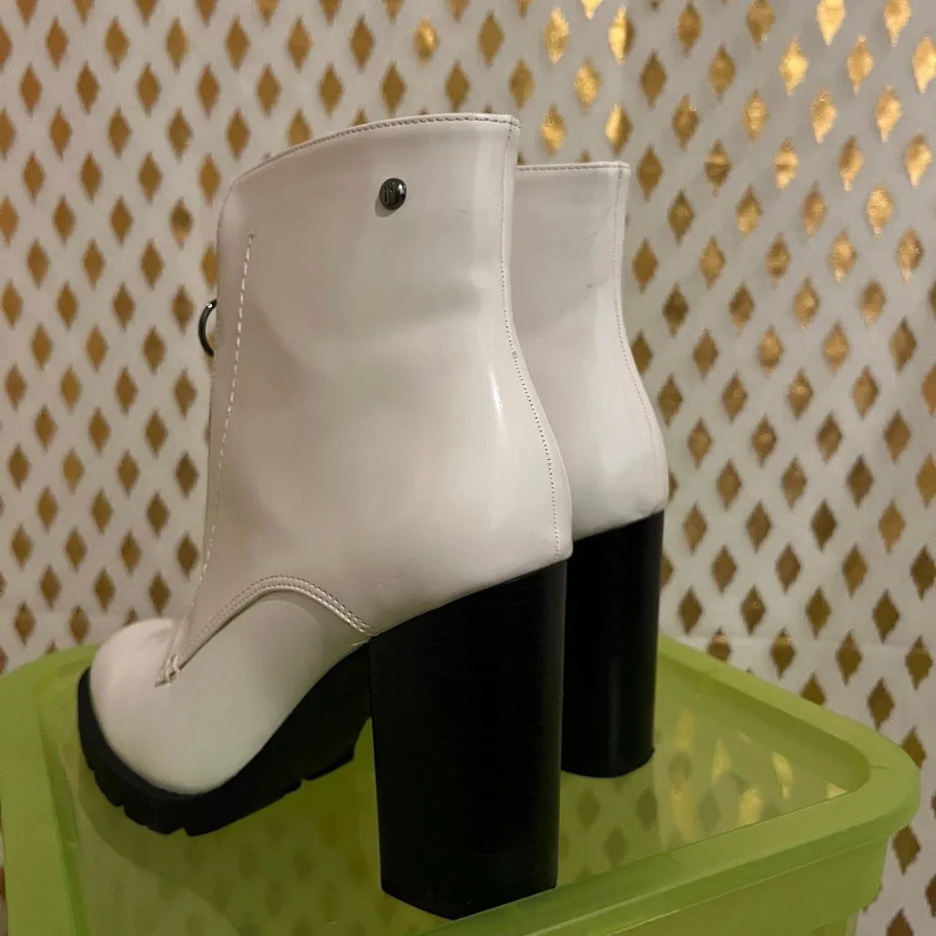 Simply Vera Wang grouse white zip up boots size 8.5 - Image 3