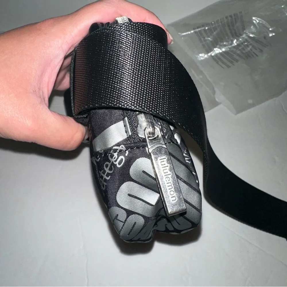 Athletica Everywhere Belt Bag 1L  
Manifesto Print color black & silver - Image 11