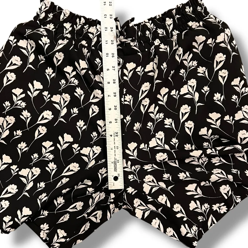Simply Vera Vera Wang Womens Shorts Sz S Lined Black White Flowers Pockets A-6 - Image 8