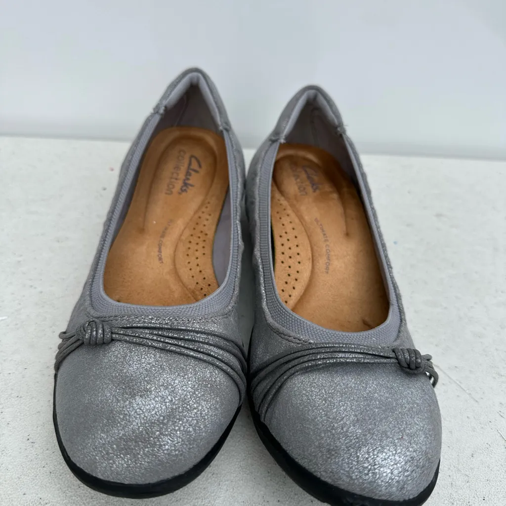 Clarks Women's Silver Ballet Flats size 7,5M - Image 4