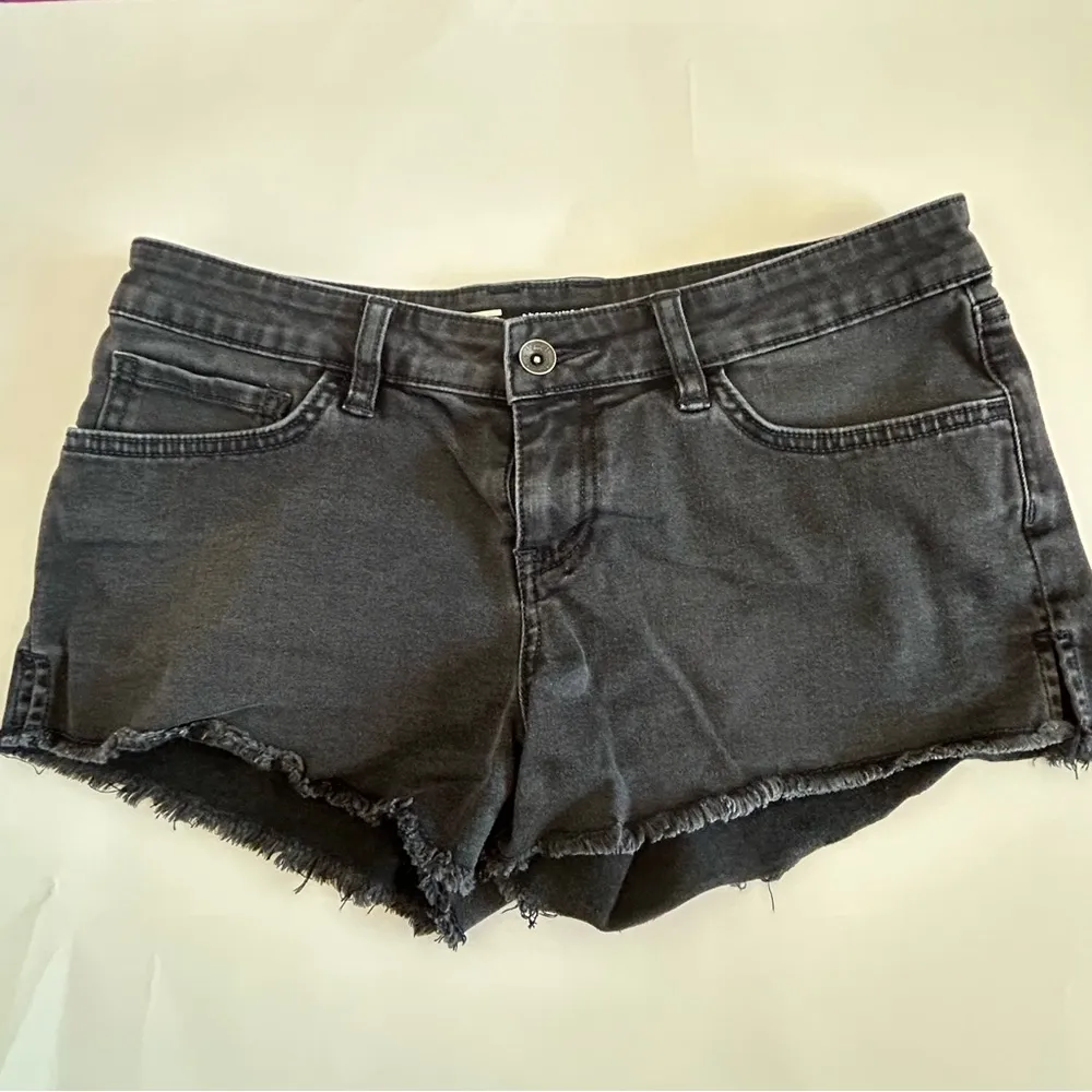 Vans mini destroyed denim shorts sz 7/28 - Image 4