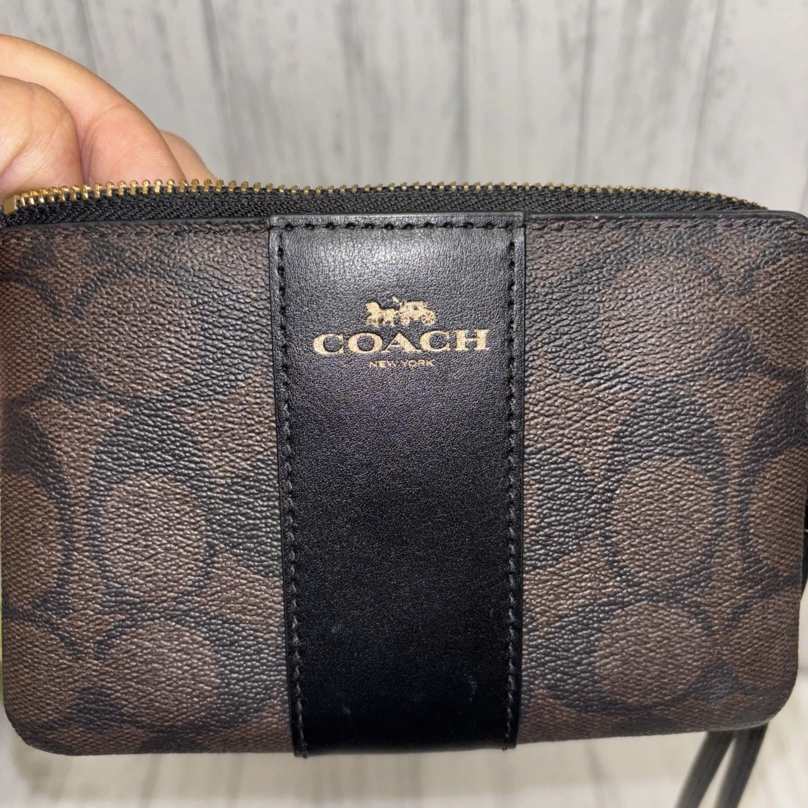 Coach Corner Zip Signature Leather Wristlet EUC - Image 4