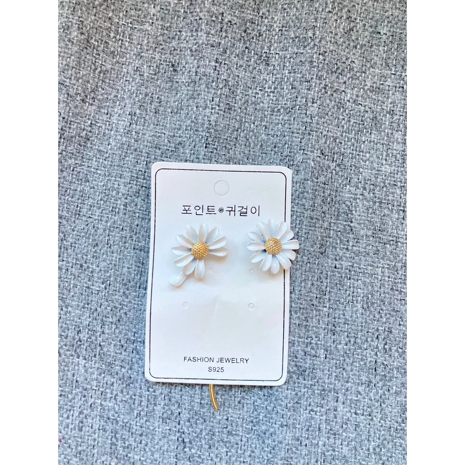 Wild Asymmetric Daisy with stem White Flower Needle Earrings New cute - Image 2