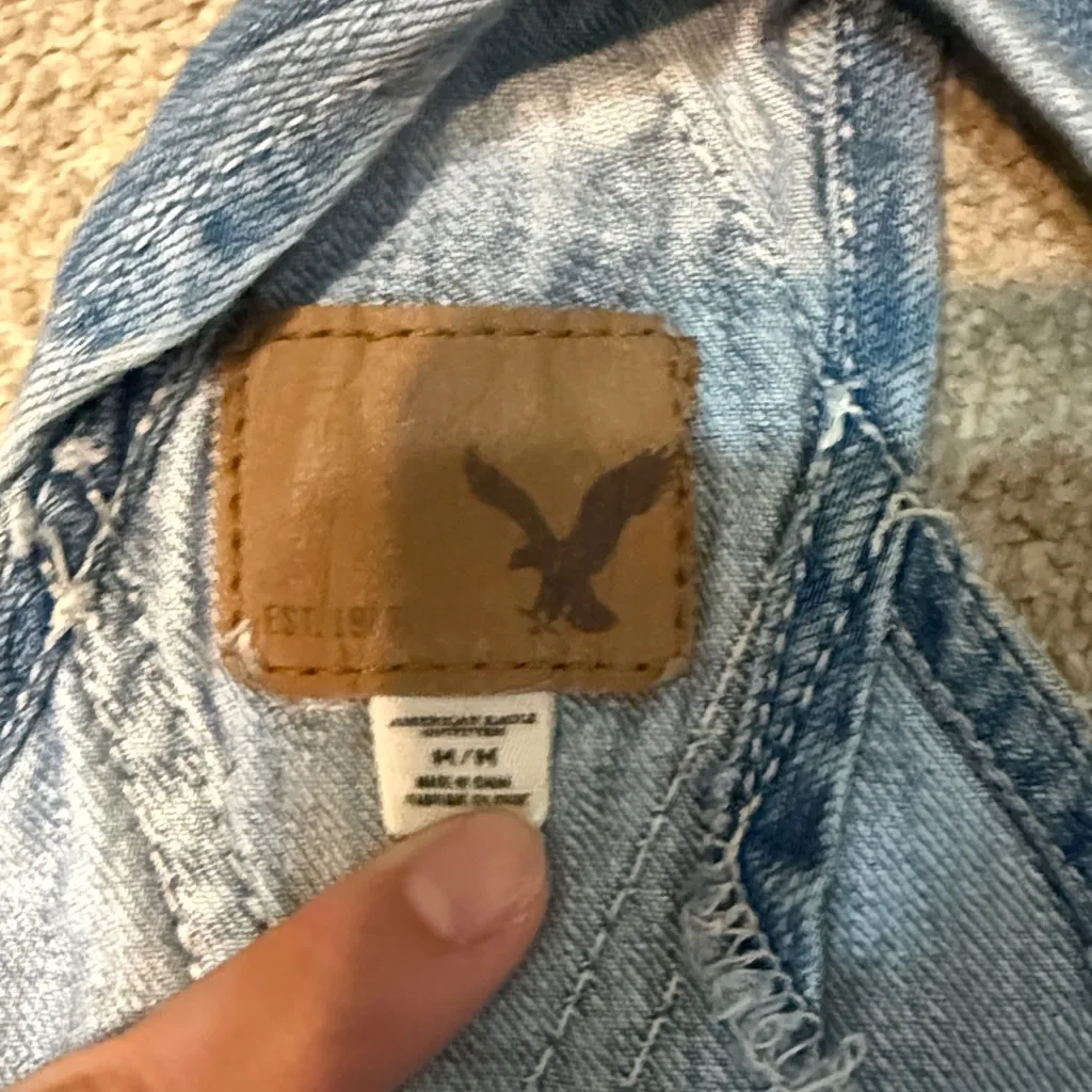American Eagle Light Wash Raw Hem Short Overalls Size M - Image 2