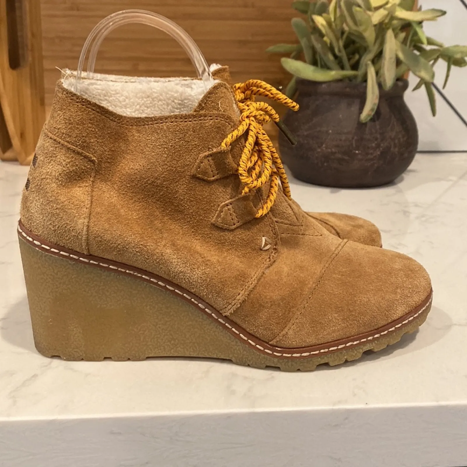 Toms Kala Wedge Desert Booties suede Sherpa lined warm winter snow size 7 - Image 3