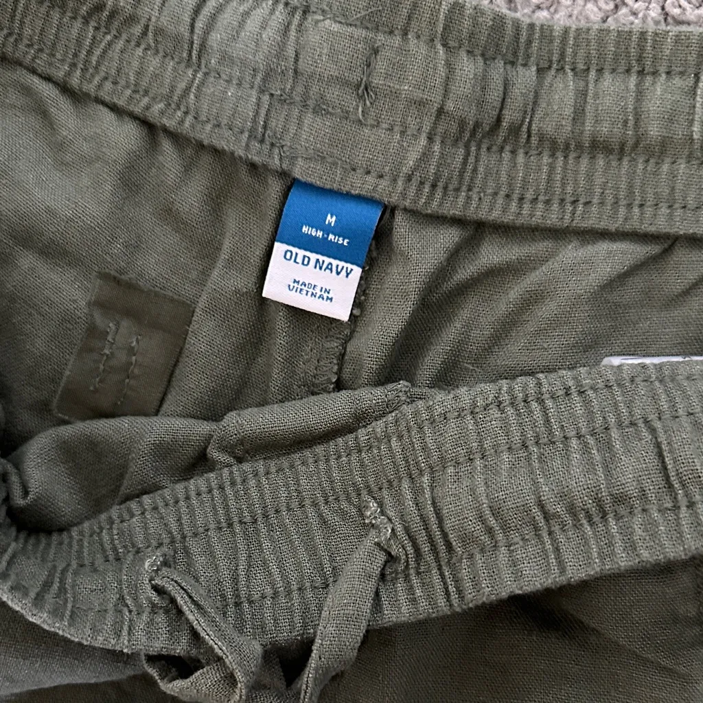 Old Navy Women's Olive Cargo Linen Shorts - Image 2