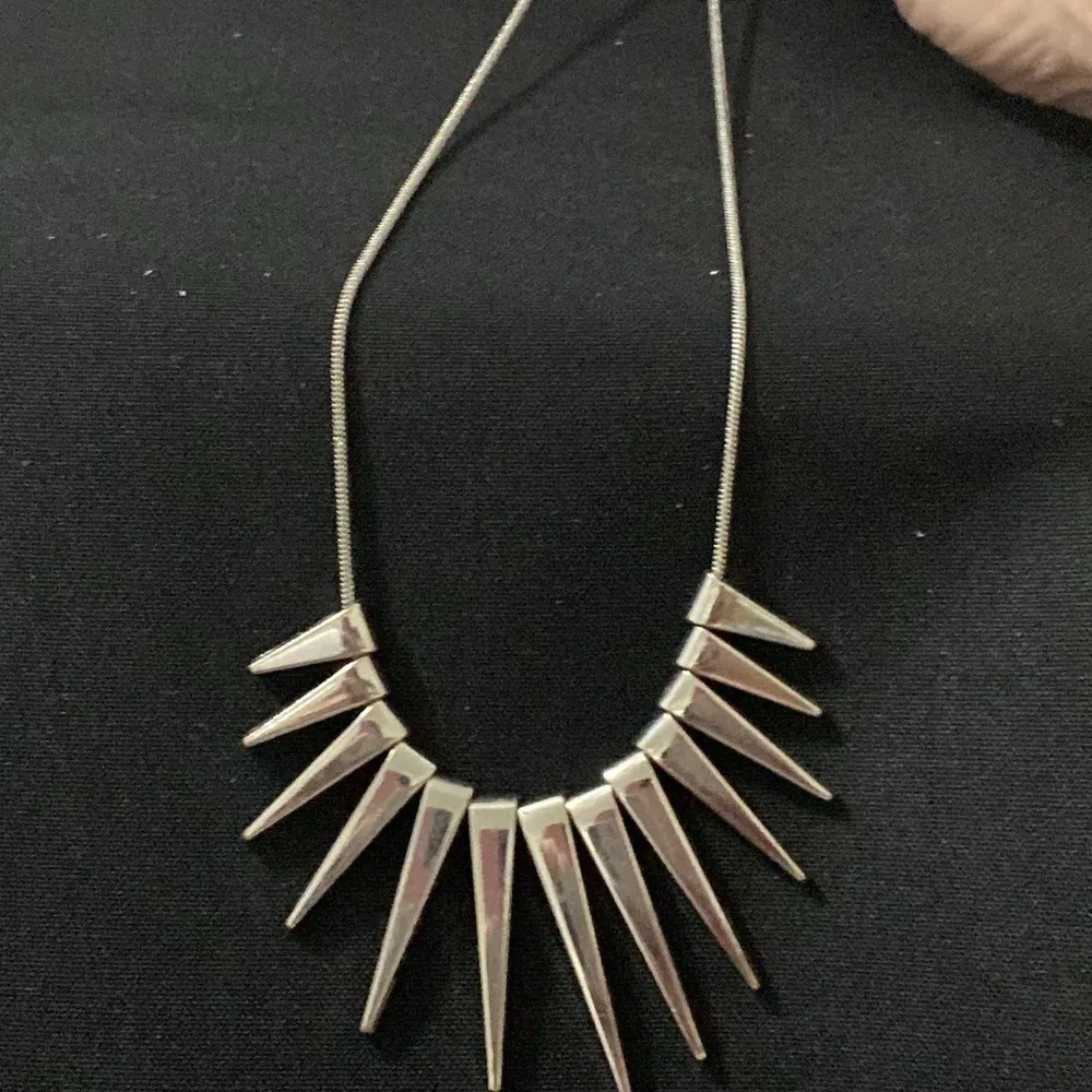 EXPRESS Elegant Silver Spike Necklace. Approx 18” ADJUSTABLE  EUC - Image 8