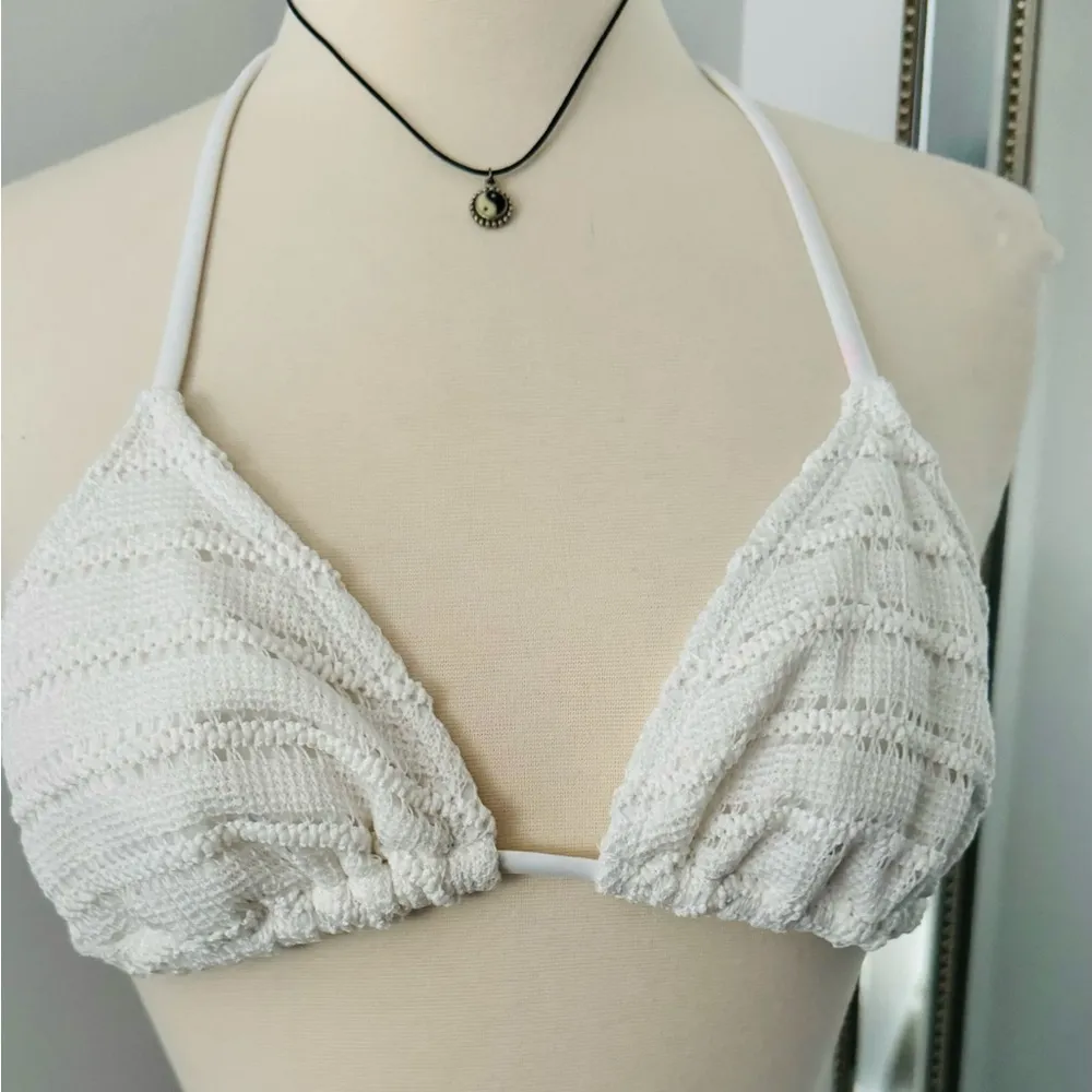 WHITE MACRAME TRIANGLE BIKINI TOP - Image 5
