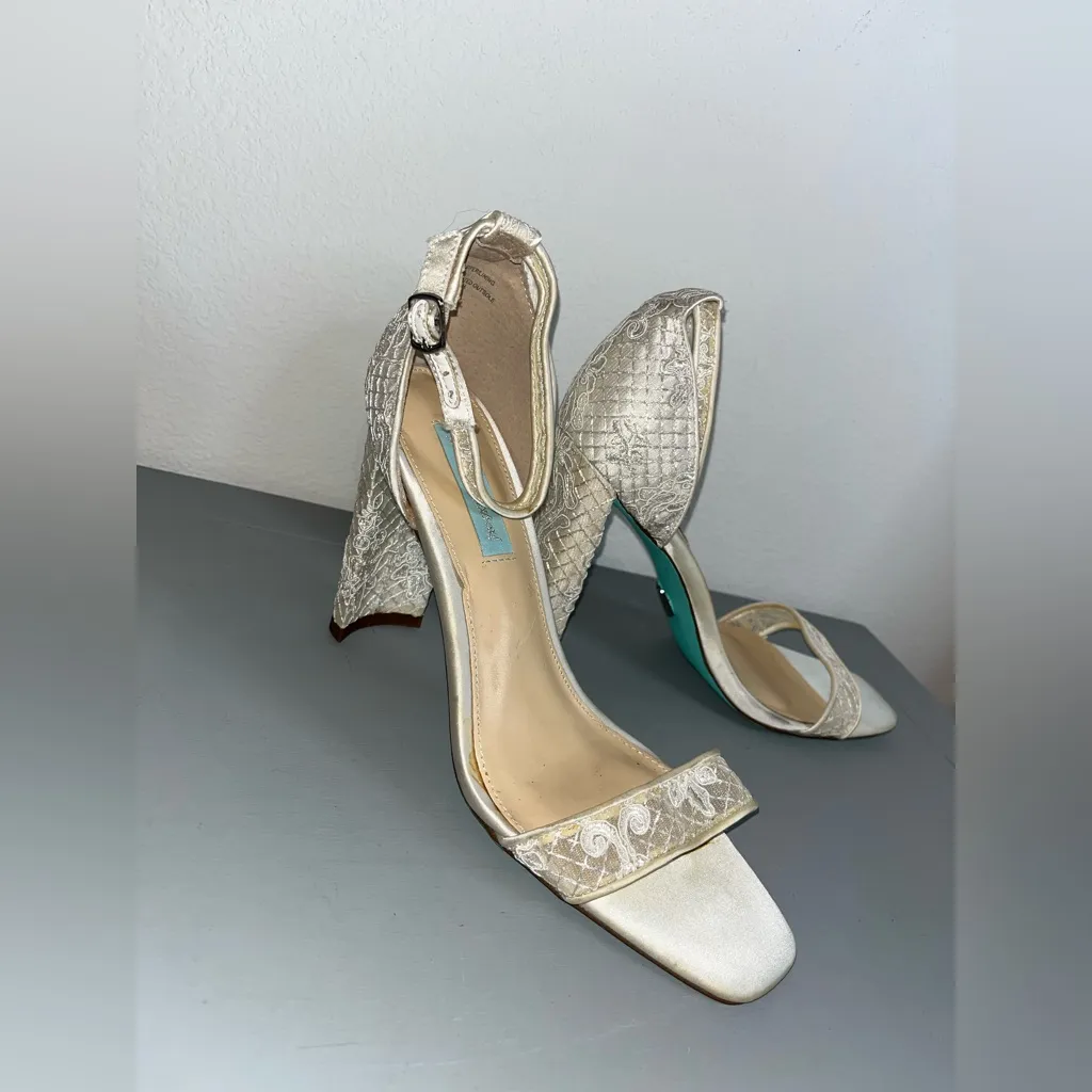 Betsey Johnson White Lace WeddingCollection OpenToe Half Moon Wedge Heels Sz 9.5 - Image 3