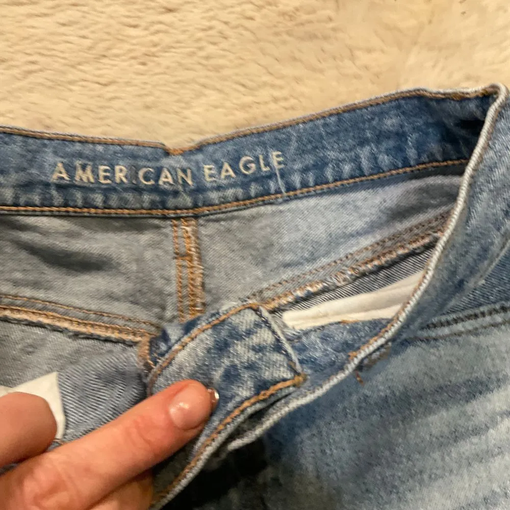 American Eagle Size 4‎ Denim Cut Off Shorts Light Wash Raw Hem Womens - Image 4