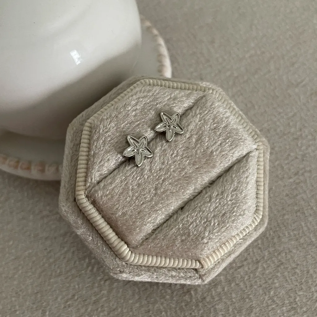 Starfish stud earrings in silver tone - Image 3