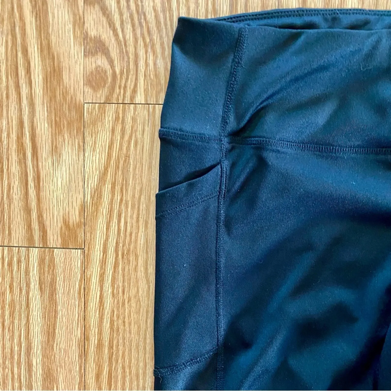 BCBGMaxAzria Black Capri Athletic Leggings Womens Large - Image 3