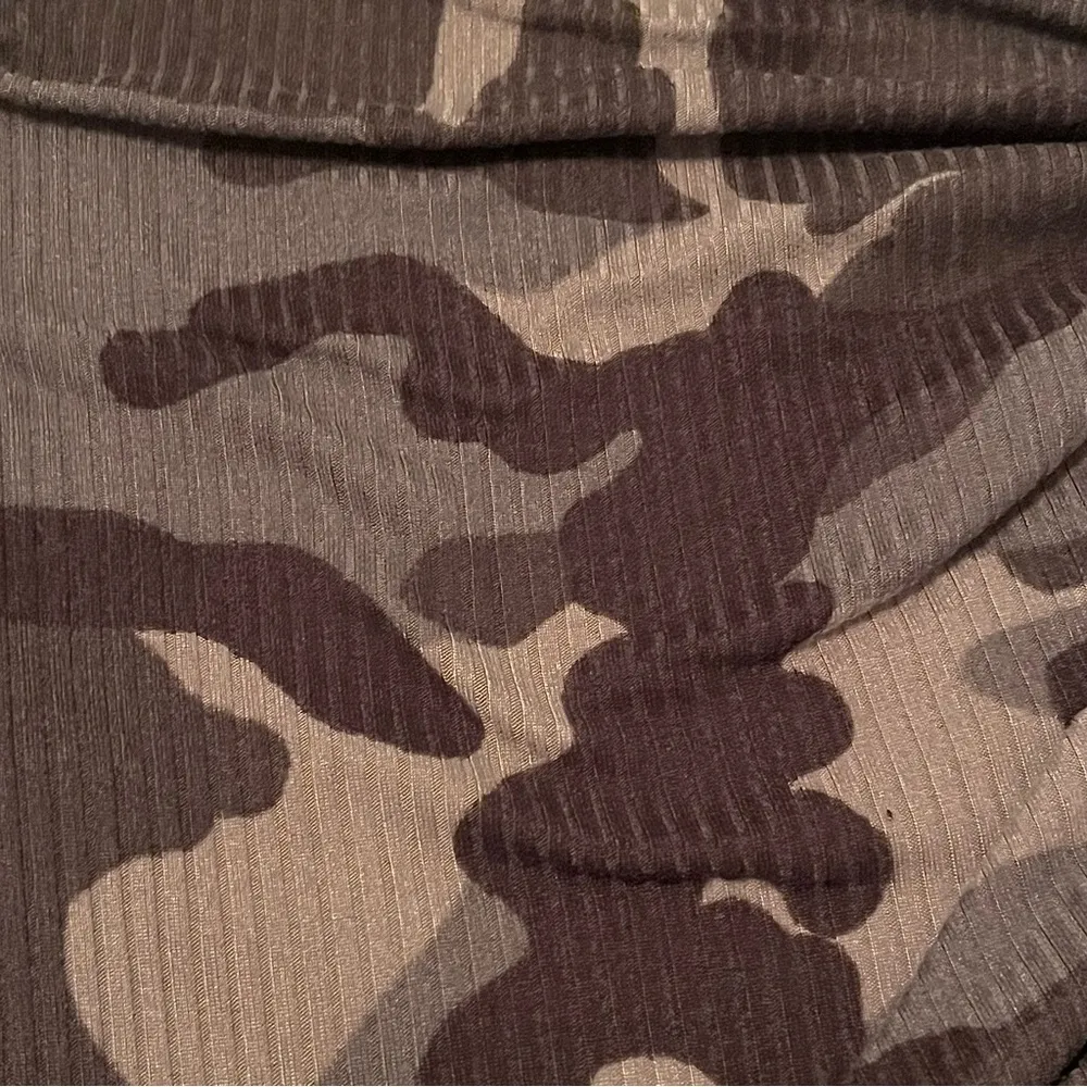 Camouflage V-Neck Tie-Hem Drawstring Short Sleeve Crop Top - Image 5