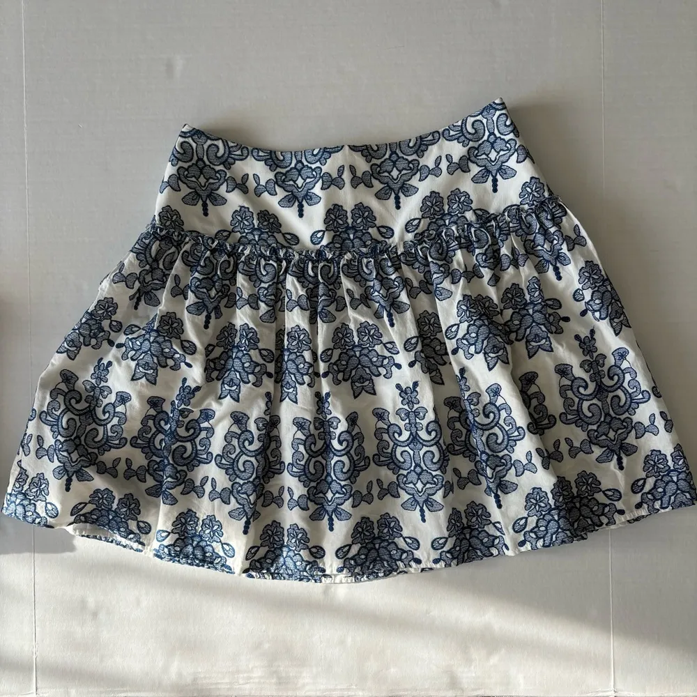 Nicholas Ruffle mini skirt embroidered floral white and blue size 6 - Image 3