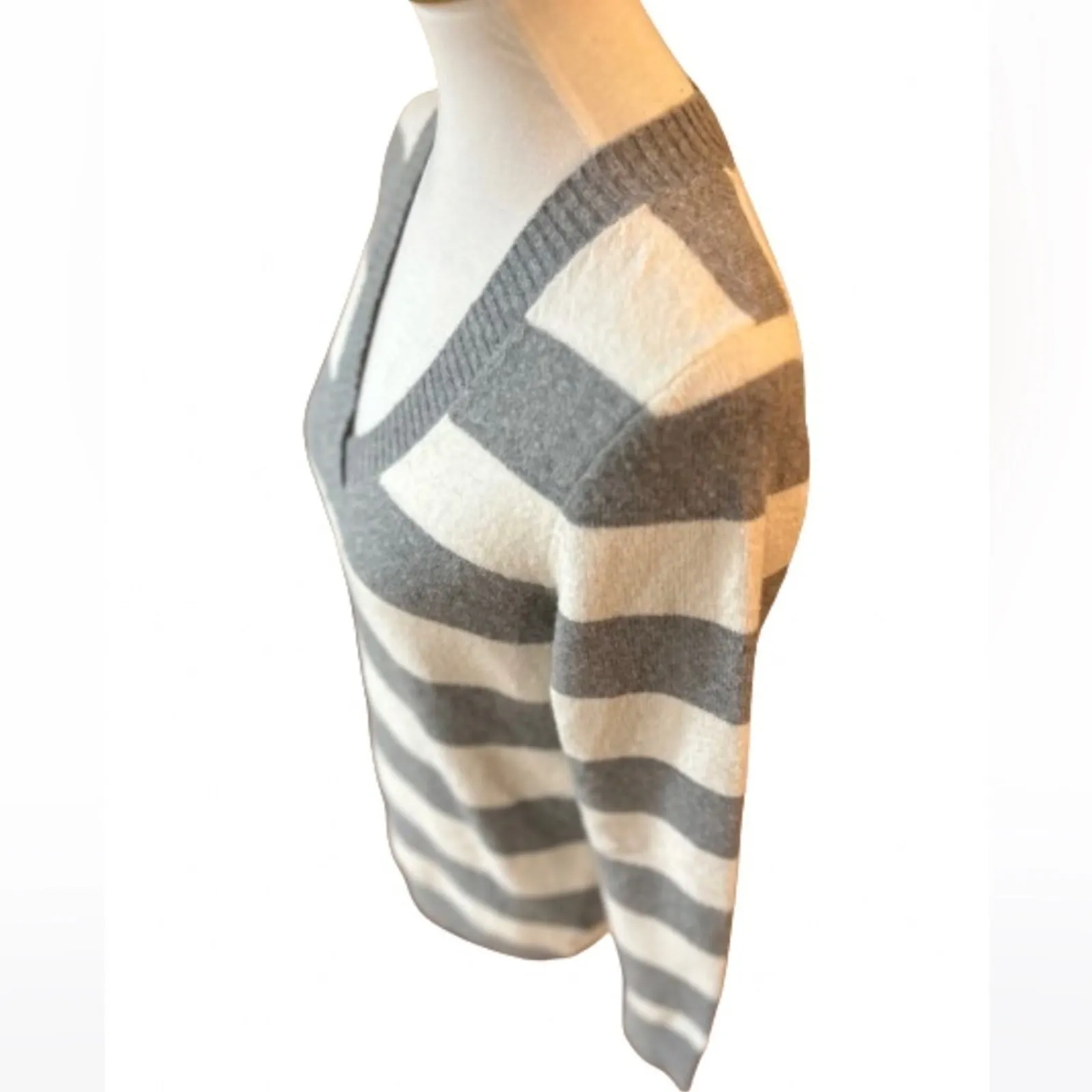 Gap Wool‎ Grey White Striped V-Neck Long Sleeve Sweater Winter Fall Size Large - Image 3