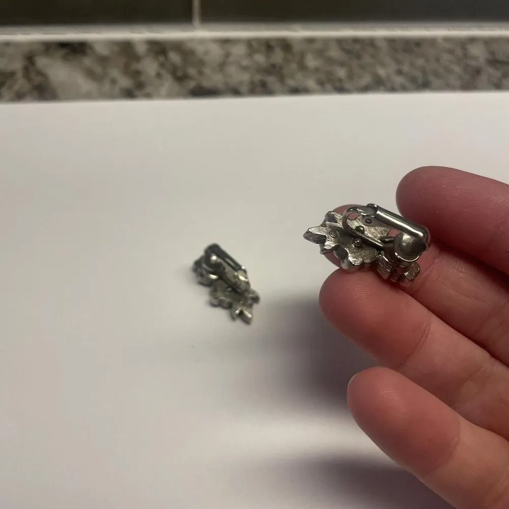 Avon Metal Silver Tone Metal Flower Clip On Clip - Image 9