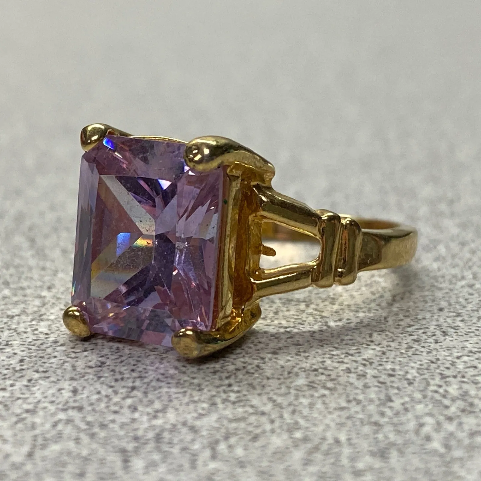 Stunning Gold Tone Emerald Cut Lavender Stone Ring Statement Cocktail Size 7.75 Purple - Image 3