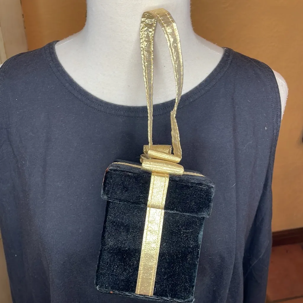 Gold tone necklace and gift box - Image 5