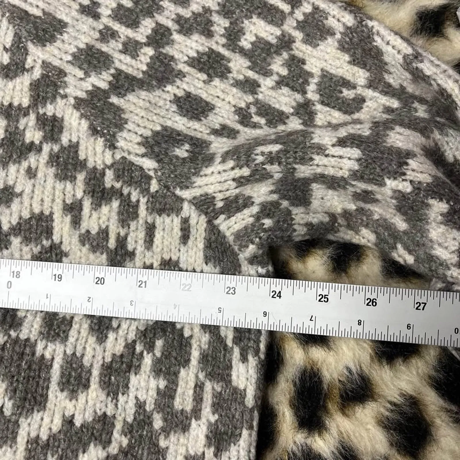 Old Navy Leopard Crewneck Sweater L NWT - Image 3